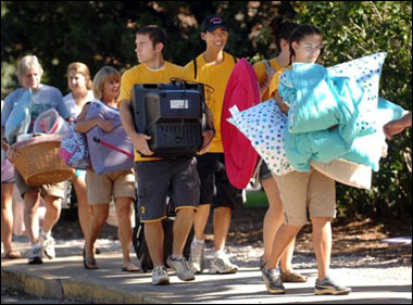 CU-Boulder students moving in